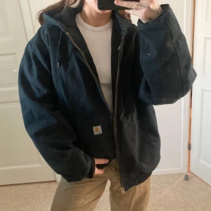 Vintage carharttjacka - Vintage carharttjacka i mycket fint skick. Varm och skön, den är mycket oversize på mig som är S/M.