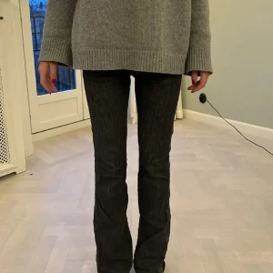 Svarta bootcut jeans med broderi - Snygga svarta bootcut jeans från diesel, har sytt upp dem för hand med har lossnat något och går att sprätta bort väldigt lätt!