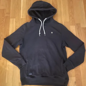 Mörkblå hoodie från Morris - • Märkblå hoodie som är ifrån märket Morris • Den har ibga defekter och är som ny • Storlek L men passar M • Skriv vid fler bilder eller frågor • Ny pris: 1199kr, mitt pris: 749kr • 