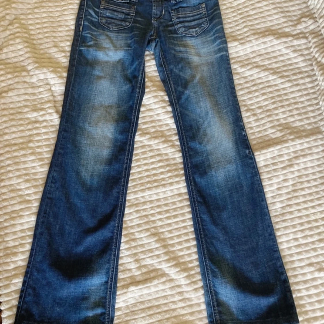 Blå bootcut jeans från ONLY