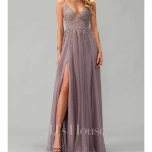 Rosa balklänning  - Säljer bal klänning från jj house i strl 32, den är inte i färgen på bilden den är ljus rosa💕 endast testad på, helt i nyskick. Nypris 2200kr