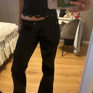 Svarta byxor med bootcut - Svarta lågmidjade jeans från weekday strl 26*30.  Helt oanvända!💕