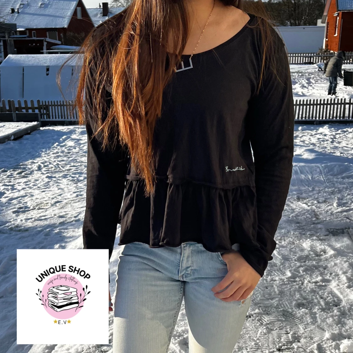 Svart långärmad topp med volangdetalj