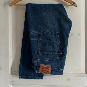 Levis 501 slim fit - Levi’s modell 501.  Nypris: 800. Storlek: w28 L32 Skick: 10/10  Tillbehör: byxor och kvitto. Hör av er för ev frågor och bilder✔️. Priset kan diskuteras vid snabb affär!📋