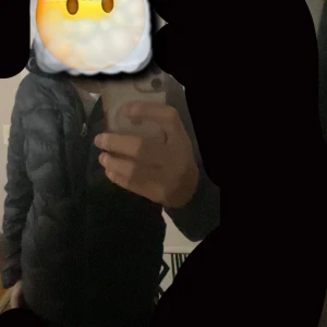 Svart dunjacka från Peak Performance - Säljer en svart dunjacka från Peak Performance. Jackan har en quiltad design med dragkedja och huva, perfekt för kyligare väder. Den är stilren och funktionell, idealisk för både stad och natur kan gå ner i pris vid intresse inga hål eller något jätte varm och kön,Varm nu till vintern 