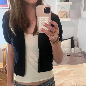 Mörkblå kortärmad kofta - Mörkblå och kabelstickad, kortärmad kofta från Massimo Dutti💕💕