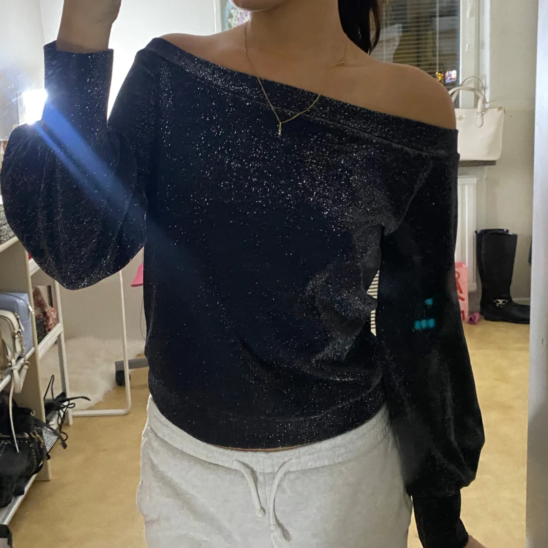 Svart glittrig offshoulder tröja - 90