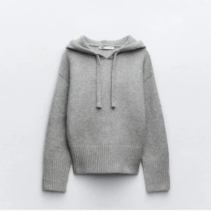 Grå hoodie från Zara - Mysig grå hoodie från Zara med ribbade muddar som ej säljs längre. Köpt förra året och sparsamt använd. Finns heller inga defekter. Bara att skriva vid frågor💕