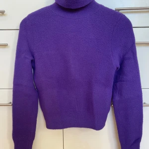 Lila polotröja från Zara storlek S - Säljer en snygg lila polotröja med lång ärm från Zara. Tröjan är stickad i en fleeceliknande kvalitet (nylon)  och har en ribbad polokrage, nederkant och ärmslut. Grymt skön!