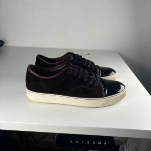 Lanvin Cap Toe - Lanvin Cap Toe Sneakers 👟 | Riktigt feta skor till vinter och sommar | Inga stora defekter bara små pytte som inte märks | Skick - 8/10 | Hör av dig vid minsta fråga eller fundering 📩