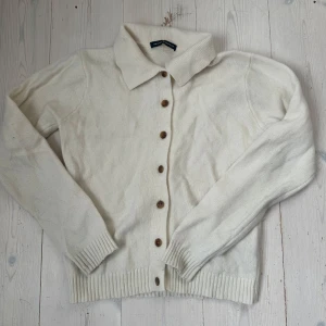 Vit kofta från Brandy Melville - Vit kofta ifrån Brandy Melville. One size.