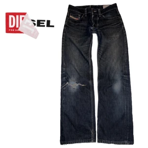 Svarta jeans från Diesel - Snygga svarta Diesel Larkee jeans med en klassisk straight fit. De har en cool slitning på ena benet och en bekväm midwaist. Perfekta för en avslappnad stil med en touch av edge.