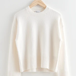 Vit stickad tröja från & Other Stories💖 - Mysig vit stickad tröja från & Other Stories. Har haft den i cirka 1,5 år så är andvånd men inte nopprig!!💖☺️