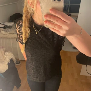 Svart spetsblus från Pieces - Säljer en elegant svart spetsblus från Pieces. Bra sick och väldigt fin , är i storleken m men passar även mig som är s . fråga gärna om de är nån fundering 💕