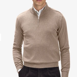 Biege half zip från John Henric  - Säljer min helt nya half zip från John Henric som jag bara använt en gång därför i 10/10 skick. Köpte den för 900 för inte alls länge sedan. Hör av dig vid övriga frågor;)