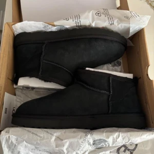 Ugg ultra mini  - Säljer nu dessa helt nya svarta ugg ultra mini i storlek 37, skulle skicka tillbaks dessa men tiden för det har gått ut så säljer här istället💞