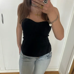 Tubtopp  - Så snygg tubtopp! Har ett gummiband högst upp vid brösten så den ej hasar ner och den har inbyggd vadderinh så man behöver ej bh. Jag är 168 och det är mina bilder, köp via köp nu direkt eller Swish, kvar tills markerad som såld ❤️
