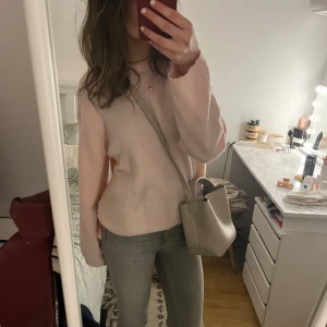 Handväska Gina Tricot  - En jättesöt beige handväska från gina, helt nyskick och inga spår av användning. Säljs då den tyvärr inte kommer till användning. Helt slutsåld hos gina!