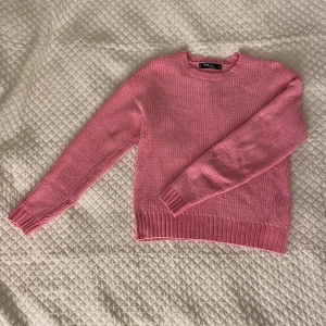 Rosa stickad tröja - Storlek S, sparsamt använd