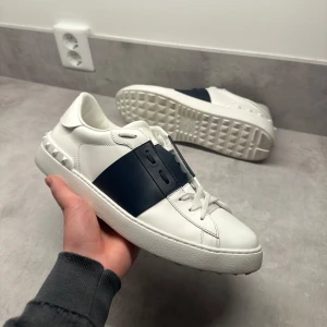 Valentino OPEN WHITE MARINE - Snygga vita Valentino Open White Marine. Köpt nya från Merch Sweden för 4999kr. INGEN BOX. 9/10 Skick. Storlek 45