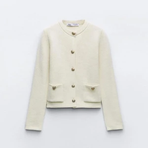 Vit kavaj från Zara - Elegant vit kavaj från Zara med rund hals och dekorativa knappar. Den har två fickor framtill och en stilren design som passar perfekt för en chic look.8