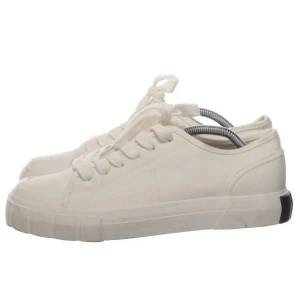 Vita sneakers från Zara - Snygga vita sneakers från Zara med klassisk snörning och en stilren design. Perfekta för en avslappnad look.