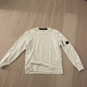 Vit tröja C.P. Company - Säljer CP C tröja som inte används längre. Köptes på NK för ett år sedan och har knappt använt den. Nypris 2999. Mitt pris är förhandlingsbart vid snabb affär. Scann finns inne på tröjan. 