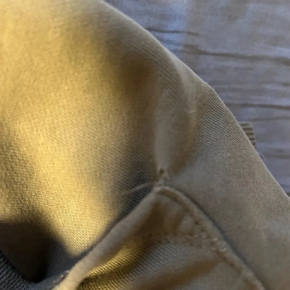 Äkta Helmut Lang hoodie i olivgrön. Storlek s, har en defekt på bild 4 men inget som syns. Vid frågor skriv pm. Kan gå ner i pris vid snabb affär. Hupparit & Collegepaidat.