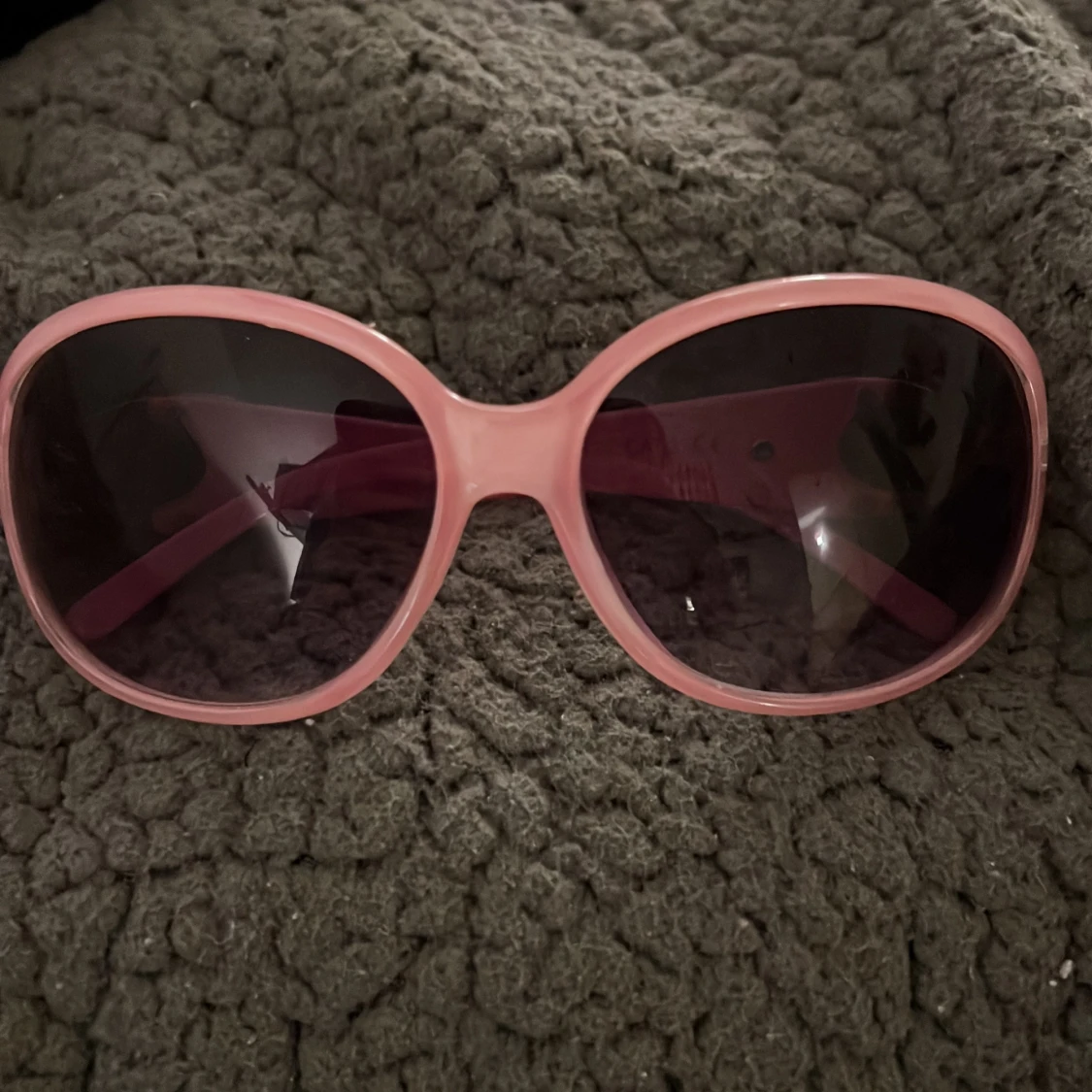 Rosa solglasögon med detalj