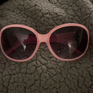 Rosa solglasögon med detalj - Snygga rosa solglasögon med silverdetalj. Så snygga till sommaren