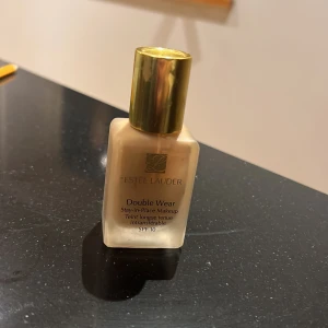 Estée Lauder Double Wear Foundation - Säljer en Estée Lauder Double Wear Stay-in-Place Makeup i nyansen 3N1 Ivory Beige. Denna foundation har SPF 10 och ger en långvarig, felfri finish. Perfekt för dig som vill ha en hållbar bas som sitter hela dagen. Halva burken kvar