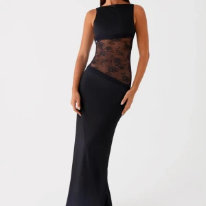 Peppermayo Svart långklänning med spetsdetaljer - Helt ny! Aldrig använd! Slutsåld på deras hemsida! Perfekt balklänning eller festklänning! Hade själv tänkt ha på nyår men hittade en annan i sista sekund!