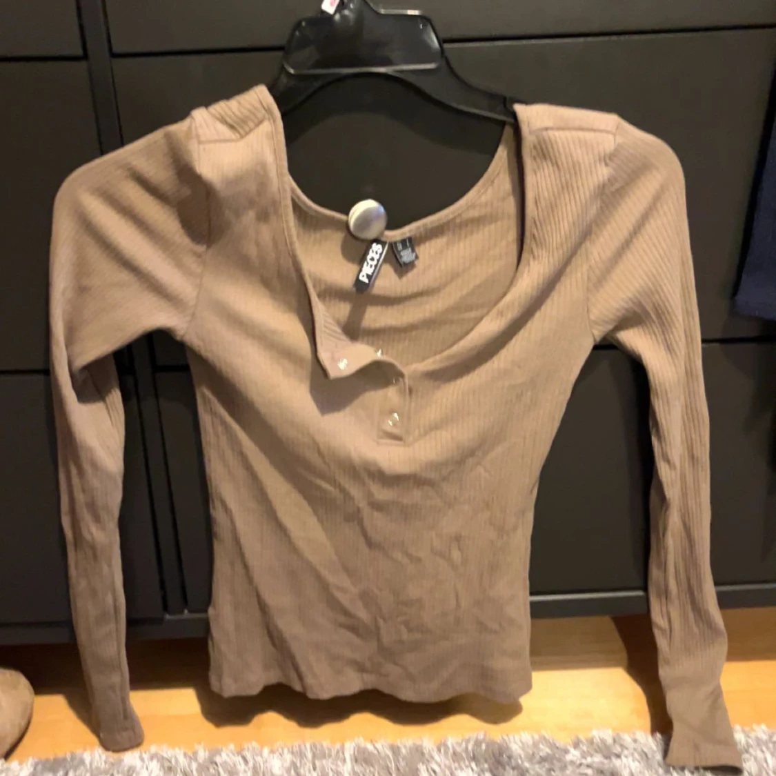 Brun ribbad topp från Pieces