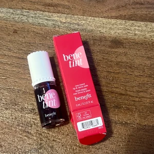 Benetint från Benefit - Helt ny!! Inte öppnat!! Benetint är en rosafärgad läpp- och kindfärg från Benefit. Den kommer i en liten flaska med vit skruvkork och innehåller 6 ml. Perfekt för en naturlig rodnad och långvarig färg.