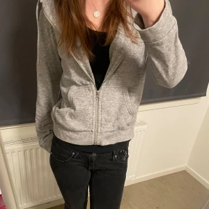 Hoodie - Grå zip up hoodie från H&M i storlek S 💕💕