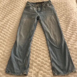 Ljusblå jeans från Karve. Ganska bra skick. Size S - Snygga ljusblå jeans från Karve i en straight fit. Perfekta för en avslappnad stil. Klassisk design med fem fickor och knappgylf.
