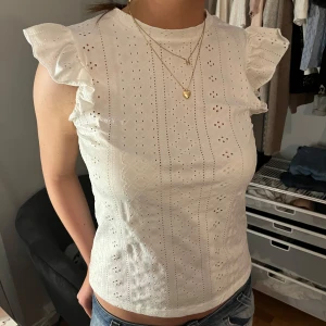 Vit topp  med volangärmar - Jätte fin topp i bra skick! Storlek XS
