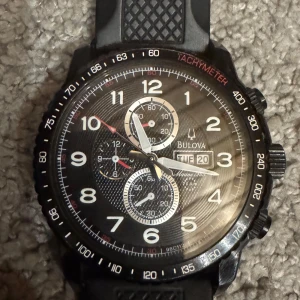 Bulova Marine Star Sport - Snygg svart sportig klocka med gummiband och flera urtavlor. Perfekt för en sportig look. Klockan har en robust design med tydliga siffror och detaljerade visare. Nypris 5000kr. Bulova 98C112. Pris kan diskuteras.