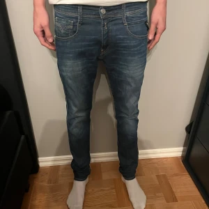 Replay anbass - Tja säljer nu ett par sjukt feta replay jeans. Bara att höra av er vid önskan av fler bilder. Tveka inte att höra av er vid minsta fråga eller fundering. W28 men sitter som W30.