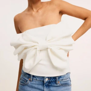 Topp med rosett  - Vit tub topp med rosett, använd 1 ggn, storlek Xs