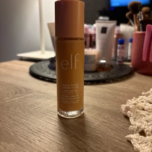 e.l.f. Halo Glow Liquid Filter - Säljer en e.l.f. Halo Glow Liquid Filter, en flytande glow booster för strålande hud. Kommer i en praktisk flaska med applikator för enkel applicering. Perfekt för att ge huden en naturlig lyster. Den är använd en gång och jag gillade den inte. Shade 3 light/medium