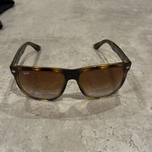 Rayban boyfreind  - Boyfreinds i väldigt bra skick nästan aldrig använda köpta för typ 1500 säljer billigt och snabbt 👏🏼 