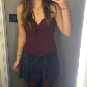 Korsett topp - Superfin mörkröd korsett topp. Mycket fint skick då den endast är använd ett fåtal gånger!💕 