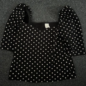 Topp från hm - Söt prickig topp som passar till alla tillfällen💓