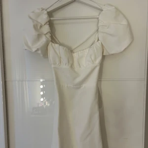 Vit klänning med puffärmar - Säljer denna vita helt oanvända klänning från zara med prislapp kvar i stel M men som sitter som en S, den är liten i storleken och är ganska kort. Denna passar perfekt till studenten som jag tänkte men hittade andra:) köpt för 359kr