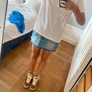 Jeanskjol med slitna detaljer - Så snygg min favorit 