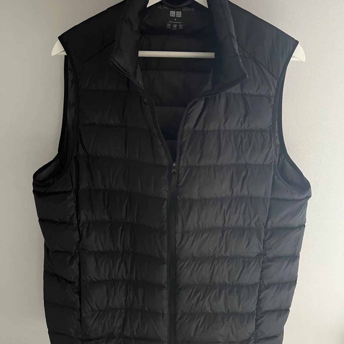 Svart dunväst från Uniqlo