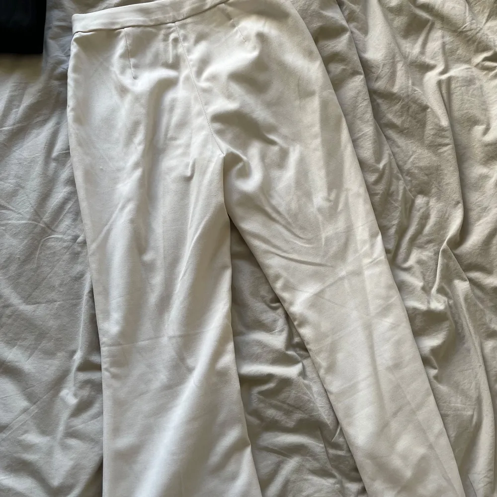 Bootcut modell i naturvit/cremevit. Snygg passform. Liten fläck vid insidan av låret, se sista bilden. . Farkut & Housut.
