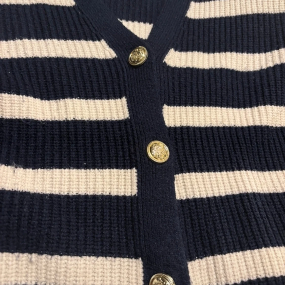 Finstickad Randig Kofta Med Guldknappar - 90