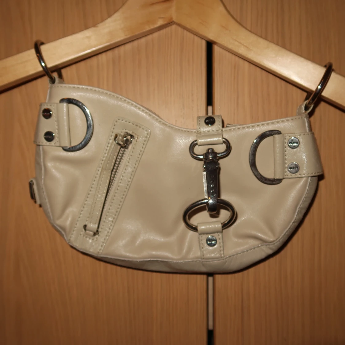 Beige axelväska med detaljer - 91